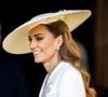 Tous étaient réunis pour cette belle occasion. Mais la princesse de Galles, celle sur qui les regards sont toujours tournés, manquait à l'appel, la veille. 

À St George's Chapel, Windsor Castle, Kate Middleton   Backgrid UK/ Bestimage