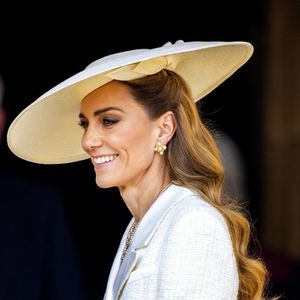 Tous étaient réunis pour cette belle occasion. Mais la princesse de Galles, celle sur qui les regards sont toujours tournés, manquait à l'appel, la veille. 

À St George's Chapel, Windsor Castle, Kate Middleton   Backgrid UK/ Bestimage