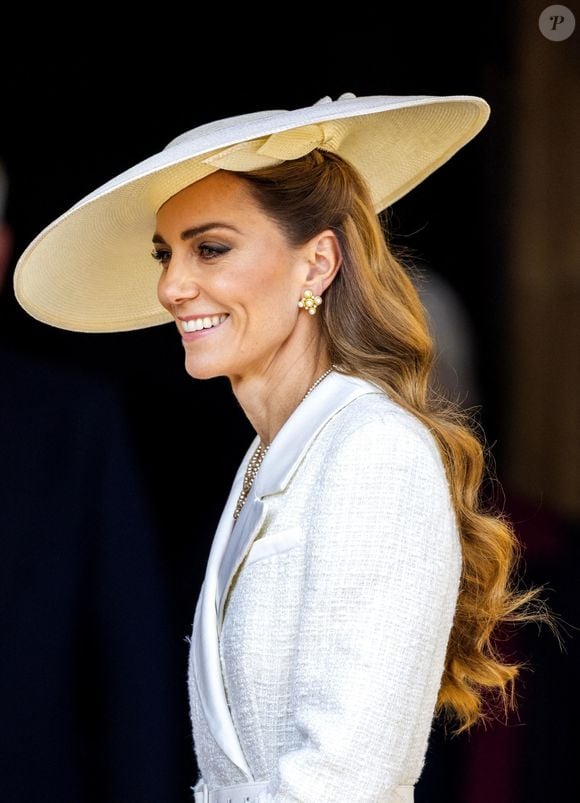 Tous étaient réunis pour cette belle occasion. Mais la princesse de Galles, celle sur qui les regards sont toujours tournés, manquait à l'appel, la veille. 

À St George's Chapel, Windsor Castle, Kate Middleton   Backgrid UK/ Bestimage