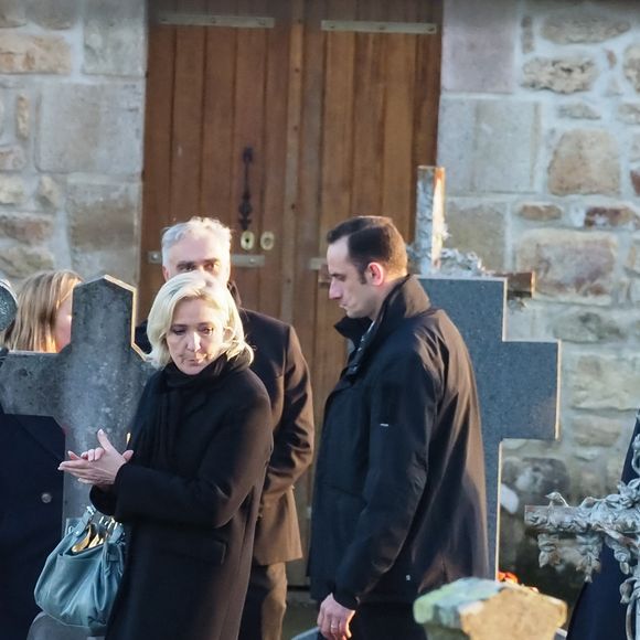 Marine Le Pen - Le clan Le Pen se rend au cimetière de la Trinité-sur-Mer après les obsèques de Jean-Marie Le Pen en l'église Saint-Joseph le 11 janvier 2025.
Dominique Jacovides / Guillaume Collet / Bestimage