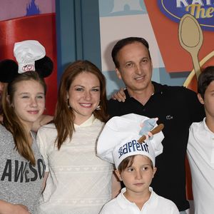 Emilie Dequenne, sa fille Milla Savarese, son fiancé Michel Ferracci et les fils de ce dernier lors de la présentation en avant-première de la nouvelle attraction "Ratatouille : L'aventure totalement toquée" à Disneyland Paris à Marne-la-Vallée, le 21 juin 2014. © COADIC GUIREC / BESTIMAGE