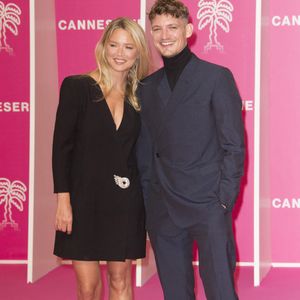 Virginie Efira et son compagnon Niels Schneider durant la seconde soirée du 4eme Canneseries au Palais des Festivals à Cannes, le 9 octobre 2021.© Christophe Aubert via Bestimage