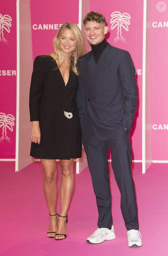 Virginie Efira et son compagnon Niels Schneider durant la seconde soirée du 4eme Canneseries au Palais des Festivals à Cannes, le 9 octobre 2021.© Christophe Aubert via Bestimage