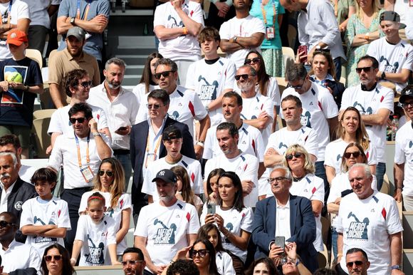 Clémentine, la compagne de R.Gasquet, Maryse Gasquet (au second plan), la mère de R.Gasquet, et les proches du tennisman - Dernier match de sa carrière pour R.Gasquet, battu par J.Sinner (6-3, 6-0, 6-4) lors des Internationaux de France de Tennis de Roland Garros 2025, le 29 mai 2025. 
© Jacovides / Moreau / Bestimage