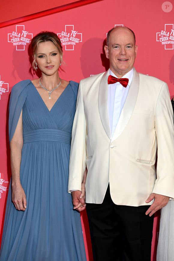 Albert de Monaco (67 ans) s'est rendu avec son épouse Charlene (47 ans) au 76e gala de la Croix-Rouge 

Le prince Albert II de Monaco et la princesse Charlene - 76ème Bal de la Croix Rouge dans la salle des Etoiles à Monaco. © Bruno Bebert/Bestimage