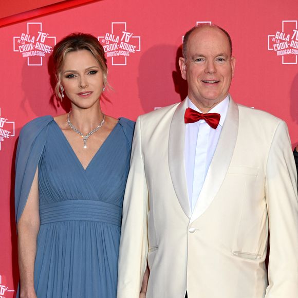 Albert de Monaco (67 ans) s'est rendu avec son épouse Charlene (47 ans) au 76e gala de la Croix-Rouge 

Le prince Albert II de Monaco et la princesse Charlene - 76ème Bal de la Croix Rouge dans la salle des Etoiles à Monaco. © Bruno Bebert/Bestimage