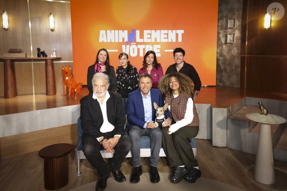 Exclusif - Maître Olivia Symniacos, Raphaël Mezrahi, Docteur Sylvain Hawawini, Docteur Farah Kesri, Bernard Montiel, Maître Graziella Dode,Oli et son chien Monday, lors de la présentation de l'équipe et du plateau de la nouvelle émission "Animalement Vôtre" présentée par Bernard Montiel et diffusée le dimanche 9 novembre dès 15.45 sur France 3, à Paris, France, le 13 octobre 2025. © Jack Tribeca/Bestimage