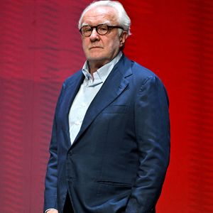 Le sexagénaire gère en effet un groupe international comptant plusieurs milliers d'employés.
Le chef Alain Ducasse - Cérémonie des remises des Etoiles Michelin 2026 au Grimaldi Forum à Monaco le 16 mars 2026. 1 étoile, 7 nouveaux 2 étoiles et 1 nouveau 3 étoiles pour l'édition 2026 © Bruno Bebert/Bestimage