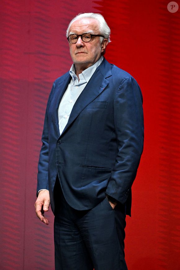 Le sexagénaire gère en effet un groupe international comptant plusieurs milliers d'employés.

Le chef Alain Ducasse - Cérémonie des remises des Etoiles Michelin 2026 au Grimaldi Forum à Monaco le 16 mars 2026. 1 étoile, 7 nouveaux 2 étoiles et 1 nouveau 3 étoiles pour l'édition 2026 © Bruno Bebert/Bestimage