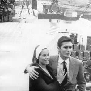 Le 14 août 1964 - Paris, France - Peu après la rupture de ses fiançailles avec Romy Schneider, l'une des plus grandes stars du cinéma français des années 1960 et 1970, Alain Delon épouse l'actrice française Nathalie Canovas. © Keystone USA Collection / Bestimage