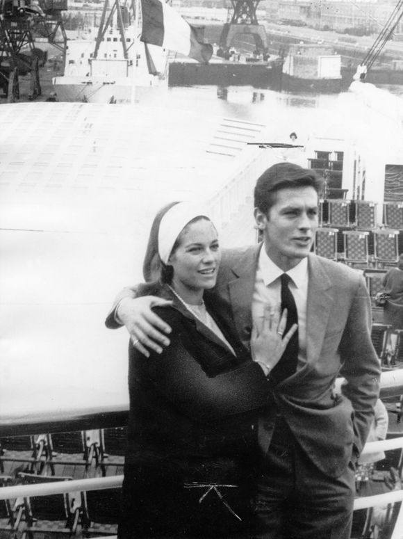 Le 14 août 1964 - Paris, France - Peu après la rupture de ses fiançailles avec Romy Schneider, l'une des plus grandes stars du cinéma français des années 1960 et 1970, Alain Delon épouse l'actrice française Nathalie Canovas. © Keystone USA Collection / Bestimage