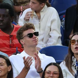 Léon Marchand en tribunes (loge Vuitton) lors de la finale femme "Madison Keys - Aryna Sabalenka" du tournoi de tennis d'Open 2025 de Melbourne en Australie, le 24 janvier 2025.
© Nicolas Luttiau/Bestimage