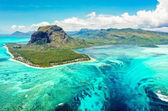 Vue aérienne sur le Morne Brabant et l'Ile Maurice.