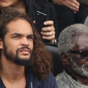 Comme ses père et grand-père, il est très attaché au Cameroun.
Zacharie Noah (père de Yannick Noah) et son petit-fils Joakim Noah (fils de Yannick Noah) assistent à la quatorzième journée, finale du simple dames des Internationaux de France de tennis 2016 à Roland Garros le 4 juin 2016 à Paris, France. Photo ABACAPRESS.COM