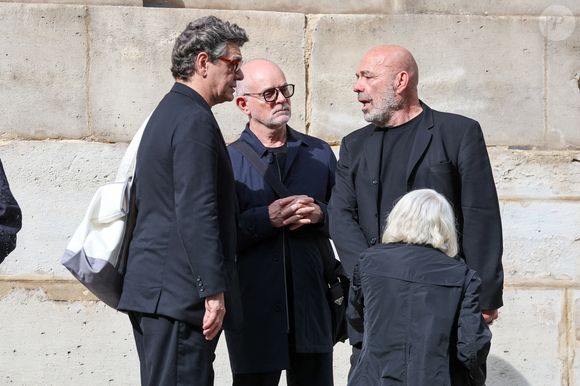 en rapport avec l'émission culte qu'animait autrefois Thierry Ardisson. La fête est organisée aux Halles de Saint-Tropez, un célèbre établissement. 

Marc Lavoine, Marie-France Brière, Philippe Corti - Sorties des obsèques de Thierry Ardisson en l’église Saint-Roch de Paris, France, le 17 juillet 2025. © Clovis-Jacovides/Bestimage