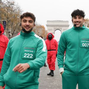 Inoxtag, Just Riadh et Maghla  - La plus belle avenue du monde va célébrer la sortie de la saison 2 de Squid Game en revisitant l'une de ses épreuves mythiques, 1,2,3 Soleil, à laquelle participeront 423 heureux volontaires dont les influenceurs Inoxtag, Maghla, Nicotine et Just Riadh sur l'Avenue des Champs-Élysées, à Paris, rRance, le 1er décembre 2024. © Coadic Guirec/Bestimage