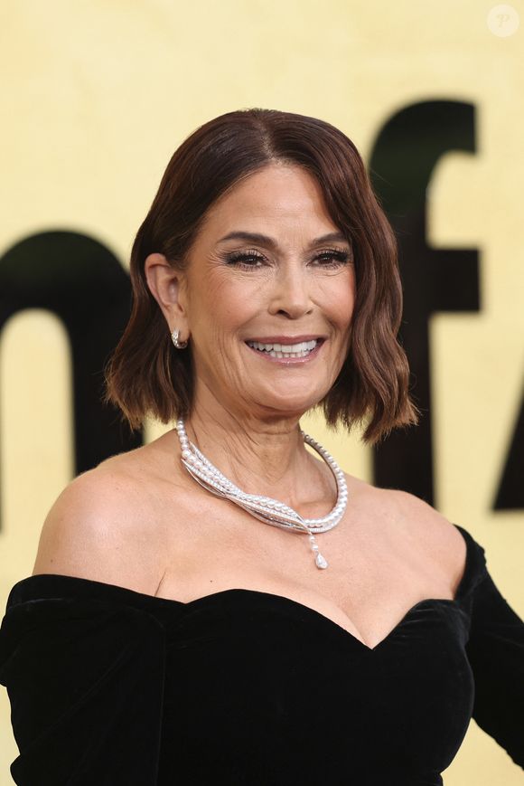 Après le spectacle, les trois comédiens se sont retrouvés et ont posé ensemble pour une photo partagée sur les réseaux sociaux. Teri Hatcher, alias Susan Mayer dans la série, n'a pas hésité à dire combien elle était fière de son ami.

Teri Hatcher (Tasaki) au photocall du gala AmFar 2025 by Chopard à l'Hôtel du Cap-Eden-Roc à Antibes le 22 mai 2025.

Moreau / Jacovides / Bestimage
