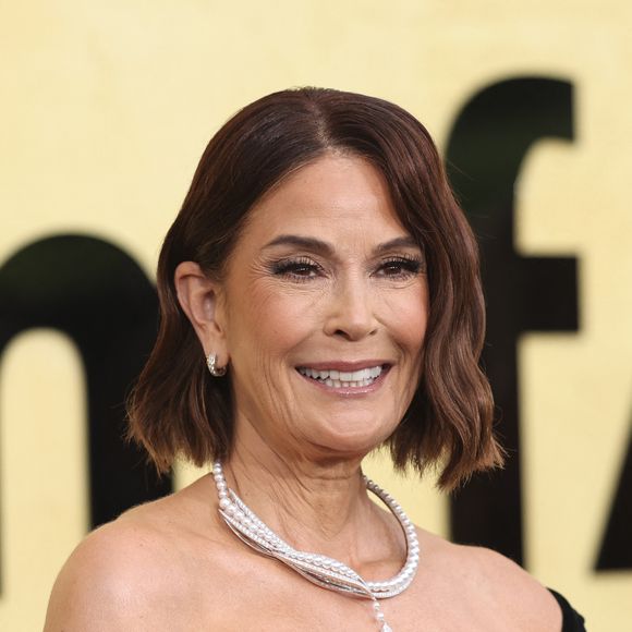 Après le spectacle, les trois comédiens se sont retrouvés et ont posé ensemble pour une photo partagée sur les réseaux sociaux. Teri Hatcher, alias Susan Mayer dans la série, n'a pas hésité à dire combien elle était fière de son ami.

Teri Hatcher (Tasaki) au photocall du gala AmFar 2025 by Chopard à l'Hôtel du Cap-Eden-Roc à Antibes le 22 mai 2025.

Moreau / Jacovides / Bestimage