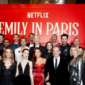 L'actrice française de 63 ans annonce la fin du tournage de "Emily in Paris"
Ted Sarandos, Philippine Leroy-Beaulieu, Lily Collins, Ashley Park, Darren Star, Samuel Arnold, Lucien Laviscount, Lucas Bravo, Bruno Gouery, William Abadie (smoking croisé dessiné par Caroline Scheufele Caroline's Couture), Andrew Fleming, Paul Forman, Minnie Driver, Michèle Laroque, Arnaud Binard lors de la première de la série “Emily in Paris” saison 5 au Grand Rex à Paris le 15 décembre 2025. © Pierre Perusseau / Bestimage