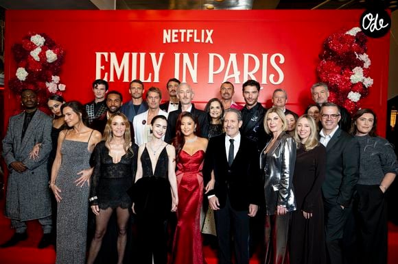 L'actrice française de 63 ans annonce la fin du tournage de "Emily in Paris"

Ted Sarandos, Philippine Leroy-Beaulieu, Lily Collins, Ashley Park, Darren Star, Samuel Arnold, Lucien Laviscount, Lucas Bravo, Bruno Gouery, William Abadie (smoking croisé dessiné par Caroline Scheufele Caroline's Couture), Andrew Fleming, Paul Forman, Minnie Driver, Michèle Laroque, Arnaud Binard lors de la première de la série “Emily in Paris” saison 5 au Grand Rex à Paris le 15 décembre 2025. © Pierre Perusseau / Bestimage