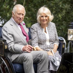 Le roi Charles III d'Angleterre et Camilla Parker Bowles, reine consort d'Angleterre, arrivent en calèche pour leur visite au Flower Show 2025 de Sandringham, Royaume Uni, le 23 juillet 2025. © GoffPhotos/Bestimage
