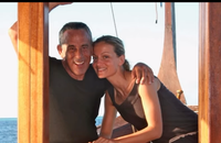 Audrey Crespo-Mara a publié un montage photo en hommage à son défunt mari Thierry Ardisson sur Instagram le jeudi 14 août 2025, soit un mois jour pour jour après sa mort.
Crédit : Instagram/Audreycrespom