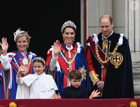Élégante, elle sait quelle tenue choisir pour se mettre en valeur et faire crépiter les flashs de photographes. 

Sophie, duchesse d'Edimbourg, le prince William, prince de Galles, Catherine (Kate) Middleton, princesse de Galles, la princesse Charlotte de Galles, le prince Louis de Galles -  La famille royale britannique salue la foule sur le balcon du palais de Buckingham lors de la cérémonie de couronnement du roi d'Angleterre à Londres le 5 mai 2023. Crédit photo :  AGENCE / BESTIMAGE