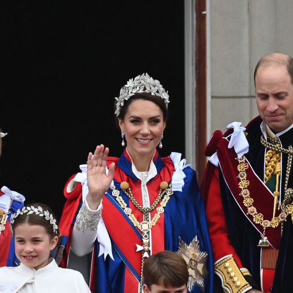 Élégante, elle sait quelle tenue choisir pour se mettre en valeur et faire crépiter les flashs de photographes. 

Sophie, duchesse d'Edimbourg, le prince William, prince de Galles, Catherine (Kate) Middleton, princesse de Galles, la princesse Charlotte de Galles, le prince Louis de Galles -  La famille royale britannique salue la foule sur le balcon du palais de Buckingham lors de la cérémonie de couronnement du roi d'Angleterre à Londres le 5 mai 2023. Crédit photo :  AGENCE / BESTIMAGE