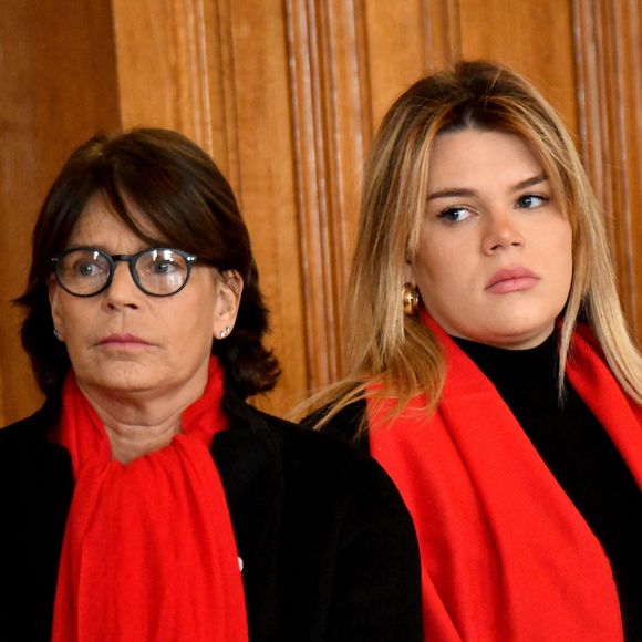 Le prince Albert II de Monaco, la princesse Stéphanie et sa fille Camille Gottlieb ont participé au déploiement des "Courtepointes" en mémoire des victimes du SIDA, au Musée Océanographique de Monaco, le 1er décembre 2022. © Bruno Bebert / BestimageLe Prince Albert II de Monaco, Président de Fight Aids Monaco et Ambassadeur des Nations Unies pour le Sida, la Princesse Stéphanie de Monaco et sa fille, Camille Gottlieb, assistent à l'événement 'The Courtpointes' au Musée Océanographique de Monaco, le 1er décembre 2022. Il s'agit de commémorer la vie des personnes décédées du sida. Cette action a été initiée en 1987 par la fondation 'Names Project Aids Memorial Quilt'. La courtepointe commémorative du sida mesure environ douze pieds carrés, et un bloc typique est composé de huit panneaux individuels de trois pieds par six pieds cousus ensemble.