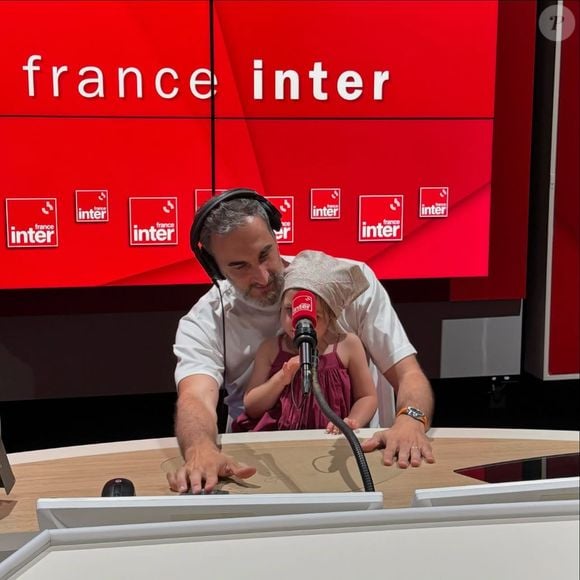 C'est avec une adorable petite fillette sur les genoux qu'il a pris la pose dans les locaux de France Inter, le micro cachant soigneusement le visage de l'enfant.

Matthieu Noël dans les locaux de France Inter © Instagram