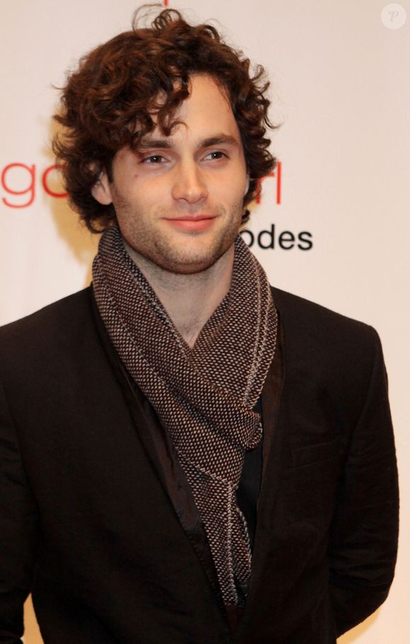 Penn Badgley - les acteurs de la série "Gossip Girl" célèbrent leur 100e épisode avec une soirée au Cipriani Wall Street, à New York, le 19 novembre 2011. Blake Lively et Leighton Meester sont arrivées plusieurs heures en retard mais ont eu le temps de faire admirer leurs toilettes.