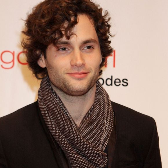 Penn Badgley - les acteurs de la série "Gossip Girl" célèbrent leur 100e épisode avec une soirée au Cipriani Wall Street, à New York, le 19 novembre 2011. Blake Lively et Leighton Meester sont arrivées plusieurs heures en retard mais ont eu le temps de faire admirer leurs toilettes.
