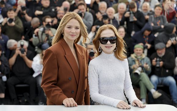 Virginie Efira, Isabelle Huppert - Photocall du film "Histoires Parallèles" lors du 79ème Festival International du Film de Cannes, le 15 mai 2026.
© Jacovides/Moreau/Bestimage