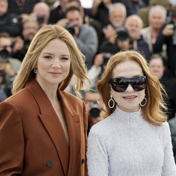 Virginie Efira, Isabelle Huppert - Photocall du film "Histoires Parallèles" lors du 79ème Festival International du Film de Cannes, le 15 mai 2026.
© Jacovides/Moreau/Bestimage