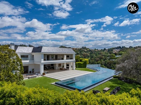 L’ancienne propriété de Ben Affleck et Jennifer Lopez à Beverly Hills s’étend sur près de deux hectares. La résidence compte 12 chambres, 24 salles de bains, une piscine à débordement, un vaste complexe sportif et un garage pouvant accueillir 12 voitures. Crédit photo : Simon Berlyn.