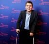 Avec humour, Thomas Sotto a fait un parallèle direct avec sa propre mésaventure survenue à la fin du mois de janvier 2026.

Thomas Sotto en béquilles - Vernissage de l'exposition "Les grands âges", photographies de Nikos Aliagas au musée de l'Homme à Paris le 7 avril 2026. © Dominique Jacovides/Bestimage