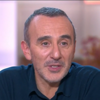 "C'est arrivé comme ça" : Elie Semoun en dit plus sur la naissance de son deuxième fils qu'il a eu à 61 ans, "un cadeau inattendu"