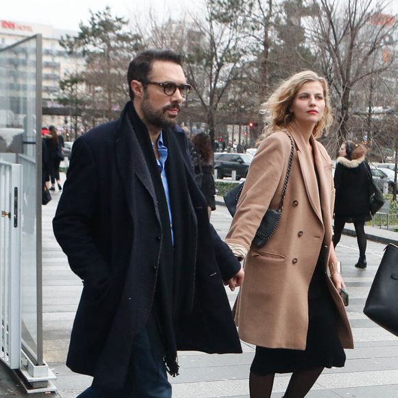 Nicolas Bedos, avec sa compagne Pauline Desmonts sort du tribunal correctionnel de Paris où il était convoqué pour agression sexuelle en état d'ivresse sur une jeune femme de 25 ans ; le procès est reporté en septembre 2024. © Christophe Clovis / Bestimage