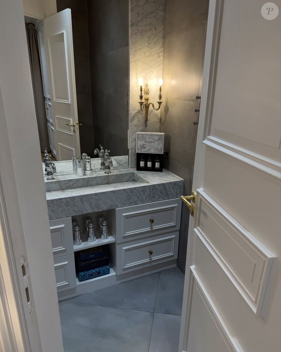 Lythan Cottaz, fils du pilote Didier Cottaz, présente son superbe appartement parisien.