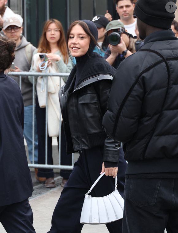 Habillée avec un total look black composé d'un baggy et d'une grosse veste en cuir, la star du film L'amour Ouf était sublime avec un carré court qu'elle a dissimulé sous une capuche. 

Adèle Exarchopoulos au défilé Lacoste "Collection Prêt-à-Porter Automne/Hiver 2025-2026" lors de la Fashion Week de Paris (PFW), le 9 mars 2025
© Denis Guignebourg / Bestimage
