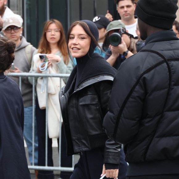 Habillée avec un total look black composé d'un baggy et d'une grosse veste en cuir, la star du film L'amour Ouf était sublime avec un carré court qu'elle a dissimulé sous une capuche. 

Adèle Exarchopoulos au défilé Lacoste "Collection Prêt-à-Porter Automne/Hiver 2025-2026" lors de la Fashion Week de Paris (PFW), le 9 mars 2025
© Denis Guignebourg / Bestimage