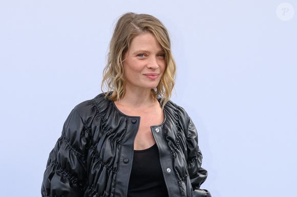 Pendant que Raphaël sera en tournée, Mélanie profitera des plaisirs simples : "la baignade matinale, le jardinage, et gérer nos trois gosses dans la bonne humeur", dit-elle.


Melanie Thierry assiste au défilé Chloe Womenswear printemps/été 2024 dans le cadre de la semaine de la mode de Paris le 28 septembre 2023 à Paris, France. Photo by Laurent Zabulon/ABACAPRESS.COM