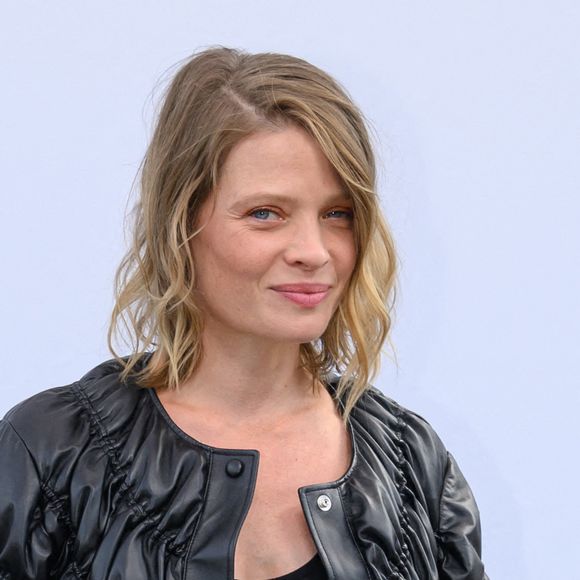 Pendant que Raphaël sera en tournée, Mélanie profitera des plaisirs simples : "la baignade matinale, le jardinage, et gérer nos trois gosses dans la bonne humeur", dit-elle.


Melanie Thierry assiste au défilé Chloe Womenswear printemps/été 2024 dans le cadre de la semaine de la mode de Paris le 28 septembre 2023 à Paris, France. Photo by Laurent Zabulon/ABACAPRESS.COM