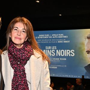 François Cluzet et sa femme Narjiss Falcoz lors de l'avant-première du film "Les Chemins Noirs" au cinéma Pathé Gare du Sud à Nice, le 26 janvier 2023.