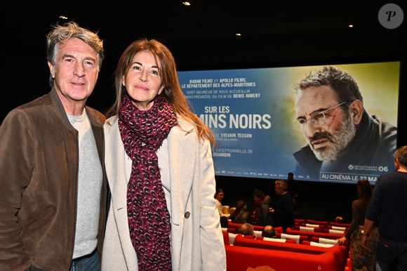 François Cluzet et sa femme Narjiss Falcoz lors de l'avant-première du film "Les Chemins Noirs" au cinéma Pathé Gare du Sud à Nice, le 26 janvier 2023.