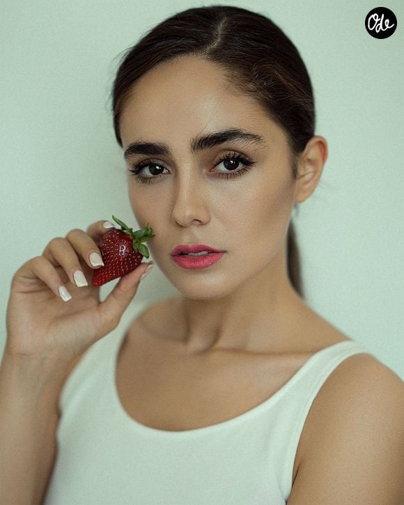 Des astuces comme la fraise en guise de blush ou la tige de banane brûlée en eyeliner cumulent des millions de vues.