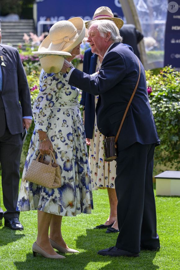 La reine consort d'Angleterre, Camilla Parker Bowles  embrasse son ex mari Andrew Parker Bowles lors du QIPCO King George Day à Ascot le 27 juillet 2024. Zuma Press / Bestimage