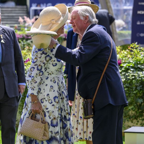 La reine consort d'Angleterre, Camilla Parker Bowles  embrasse son ex mari Andrew Parker Bowles lors du QIPCO King George Day à Ascot le 27 juillet 2024. Zuma Press / Bestimage