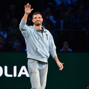Florent Manaudou est également de la partie. Le nageur prend la pose avec son casque et son gilet fluorescent avant de se lancer à son tour sur la planche.

Florent Manaudou - Célébrités assistent à la finale du tournoi de tennis ATP Masters 1000 de Paris (Paris Rolex Master) remportée par Alexander Zverev contre Ugo Humbert à l'Accor Arena - Palais Omnisports de Paris-Bercy, Paris le 3 novembre 2024. © Veeren/Bestimage