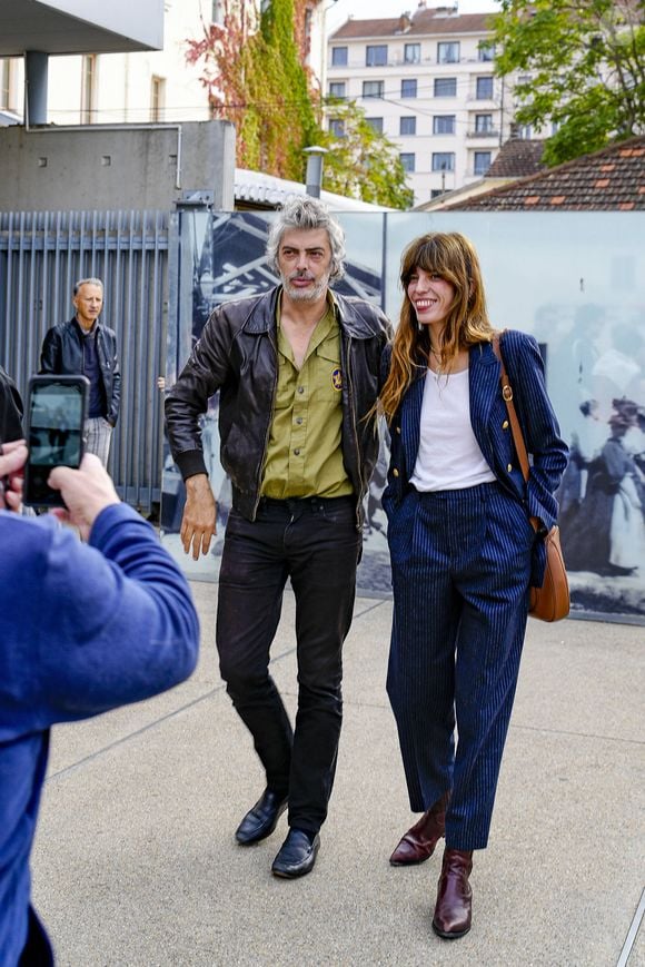 Lou Doillon, avec son compagnon Stéphane Manel,  présente le film Boxes réalisé par sa mère Jane Birkin lors du festival Lumière 2023 à Lyon le 22 octobre 2023.
© Sandrine Thesillat / Panoramic / Bestimage